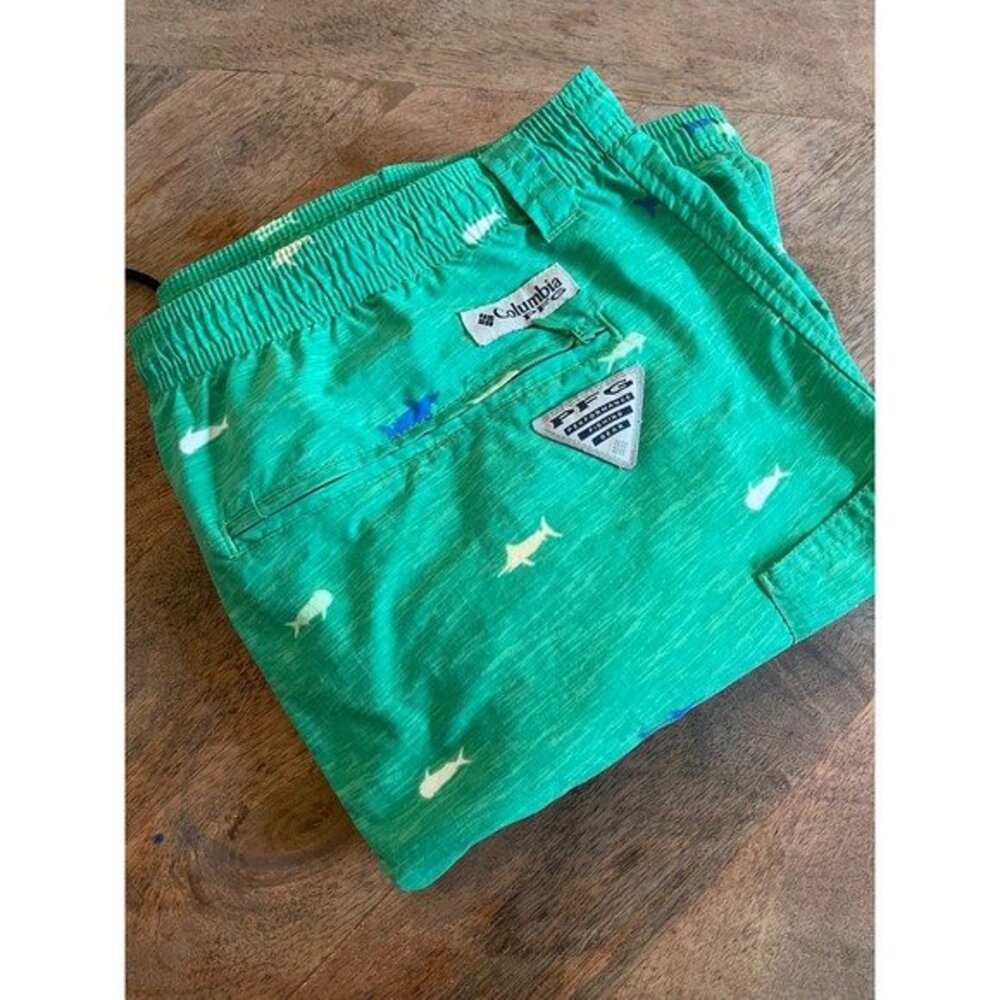 Columbia PFG Omni-Shade Green Fish Print Fishing Shorts Mens XXL Elastic Waist